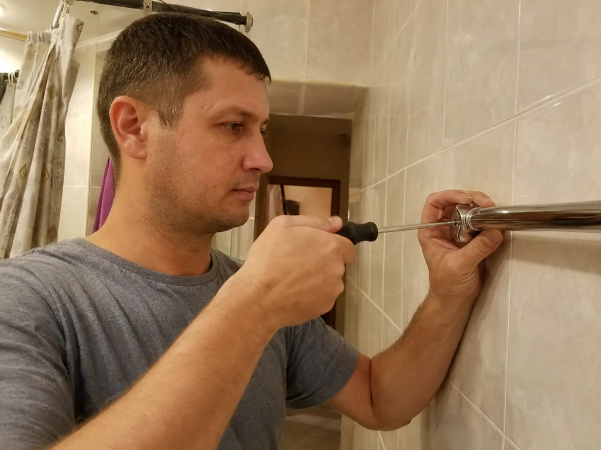 Установка аксессуаров в ванной — работа мастера