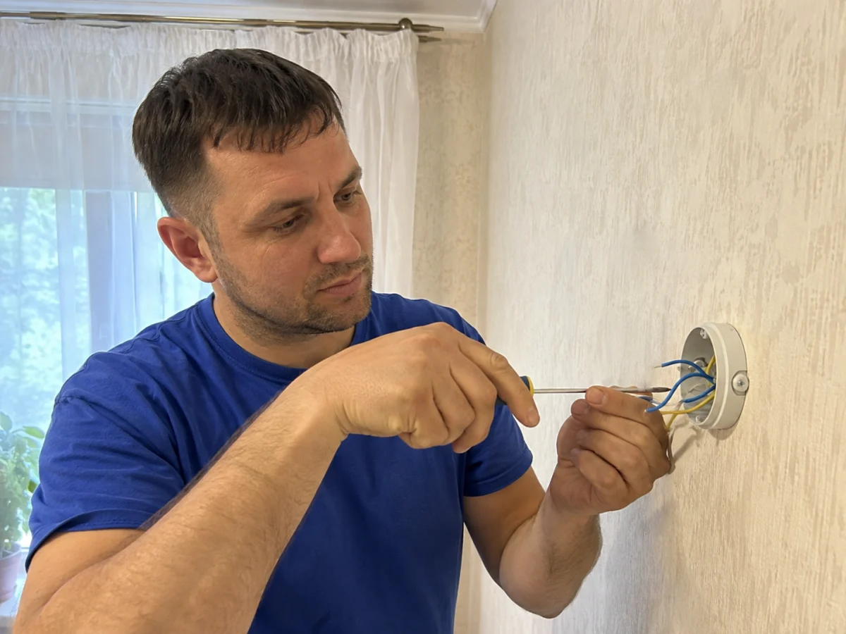 Установка распаечной коробки — работа мастера